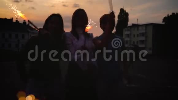 三个女朋友一起玩烟火蜡烛视频的预览图