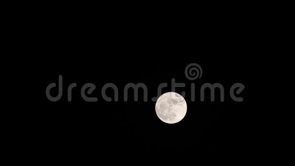 随着时间的推移月亮从一个地方移动到另一个地方视频的预览图