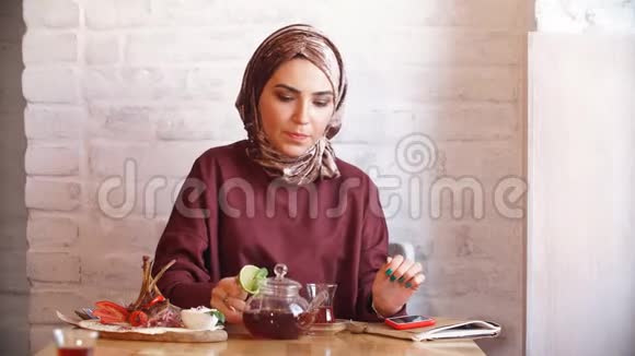 在咖啡馆里戴头巾的漂亮穆斯林女孩视频的预览图
