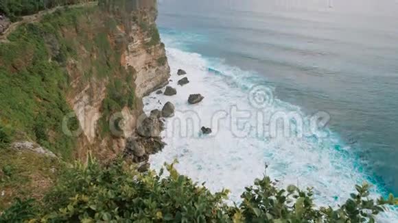 岩脚高崖和深蓝色大海的风景令人叹为观止的高山全景视频的预览图