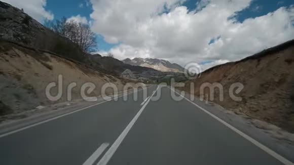 春天在平坦的山路上行驶视频的预览图
