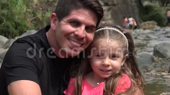 父亲和幼儿女儿微笑视频的预览图