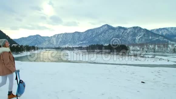 行走在雪林中的年轻女子视频的预览图