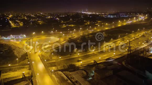 夜间城市道路交通汽车在十字路口行驶的时间流逝俄罗斯视频的预览图