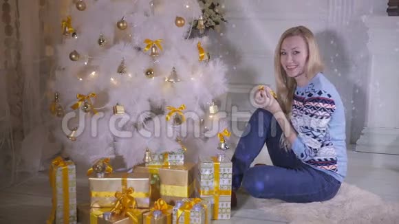 女孩把玩具放在新年树上准备庆祝圣诞节视频的预览图