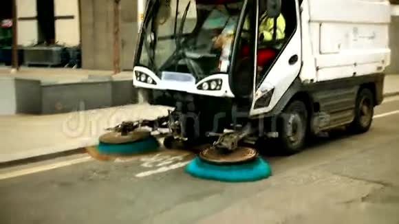 清扫街道工作的过程视频的预览图