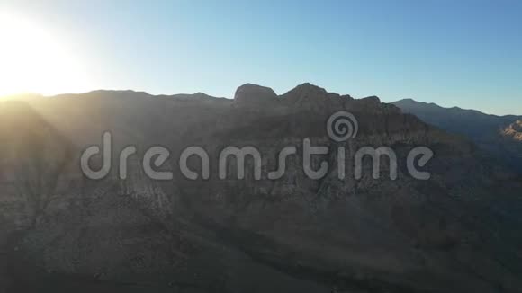 内华达州红岩峡谷日落的鸟瞰图视频的预览图