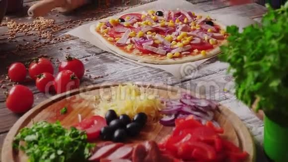 女人在厨房里做披萨的时候把配料放在面团上视频的预览图