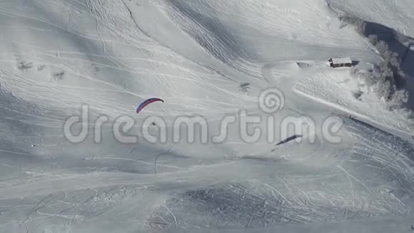 滑雪山坡上的滑翔伞RosaKhutor高山度假村股票录像视频的预览图