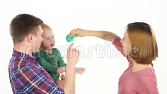 妈妈爸爸和孩子和宝宝玩白色视频的预览图