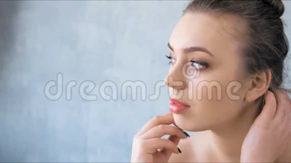 时尚年轻女性的特写镜头工作室内皮肤干净健康视频的预览图
