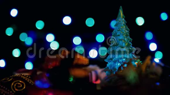 圣诞装饰和闪烁的灯光彩色背景上的圣诞树视频的预览图