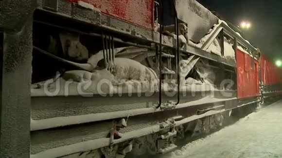 清除铁轨上的积雪视频的预览图