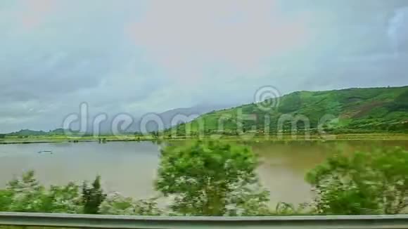 乡村景观稻田村公路与多云天空视频的预览图