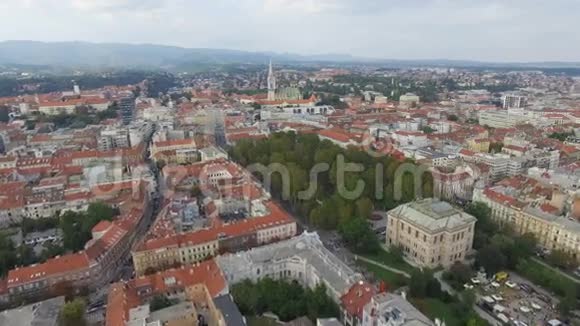 欧洲萨格勒布市主广场克罗地亚首都鸟瞰图视频的预览图