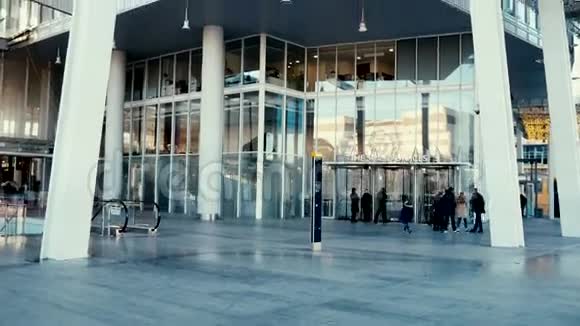全景拍摄玻璃现代摩天大楼视频的预览图
