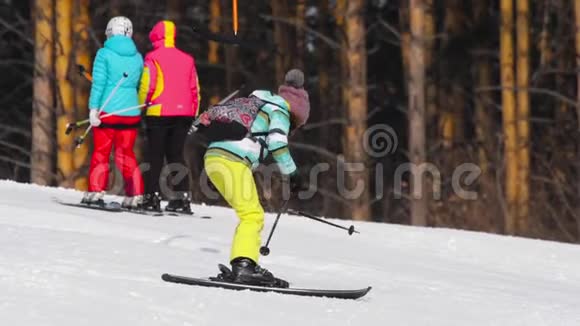 业余滑雪女孩下坡视频的预览图