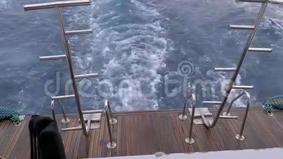 船浮在波浪上在红海里留下一条小径船的船尾埃及视频的预览图