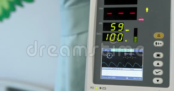 心率监护仪特写视频的预览图