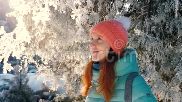 日落时享受冬林的快乐女人视频的预览图