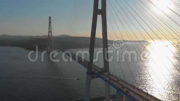 俄罗斯符拉迪沃斯托克市日落时的俄罗斯拉斯克电缆桥空中拍摄视频的预览图