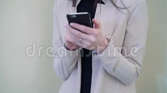 女士在白色背景附近使用电话黑色白色和红色视频的预览图