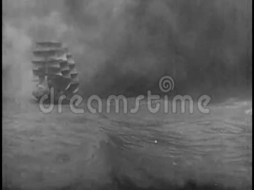雷雨时船上的水手视频的预览图