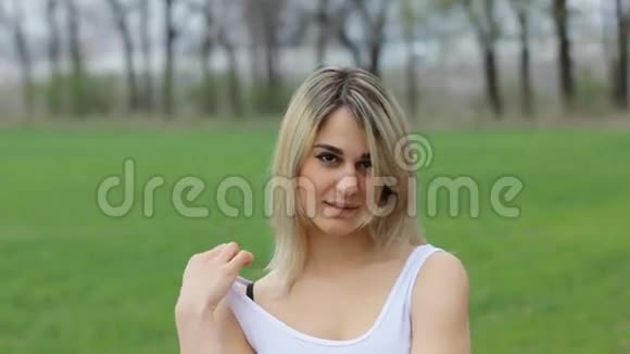 花园里穿白色衬衫的性感女孩慢动作视频的预览图