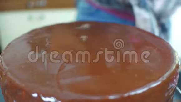 漂亮的雌性手把覆盆子放在刚煮熟的巧克力蛋糕上业余烹饪理念Stadicam4K视频的预览图
