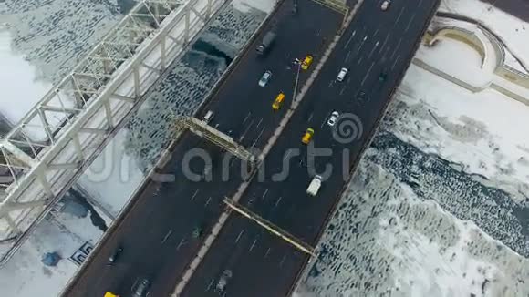 正上方冬天在公路上行驶的汽车桥梁从无人驾驶飞机俯视视频的预览图