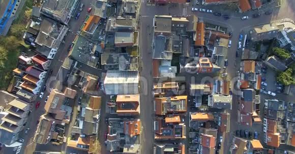 荷兰房屋屋顶上方的空中俯视图视频的预览图