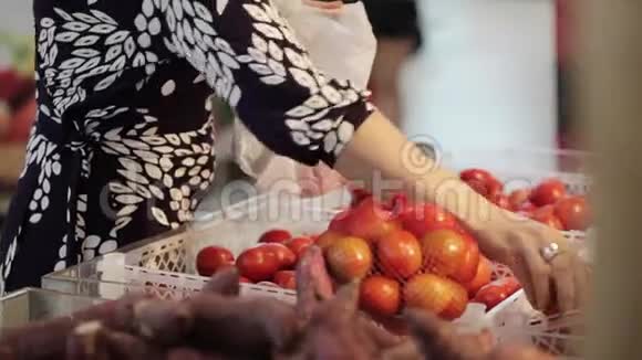 超市里年轻有魅力的女人挑选水果和蔬菜视频的预览图