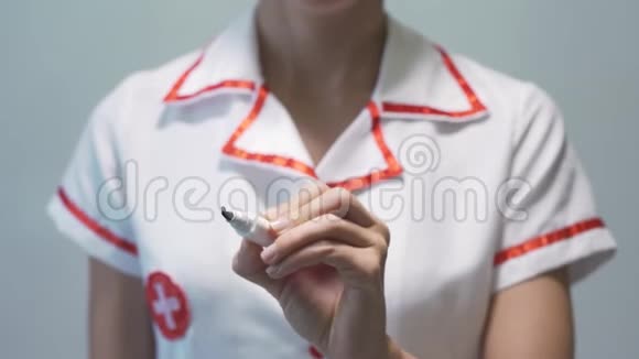 VIRUS女医生在透明屏幕上书写视频的预览图