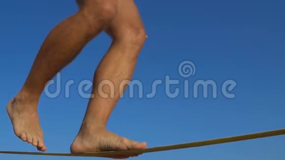在极限运动节上用绳子走路的人的腿慢走视频的预览图