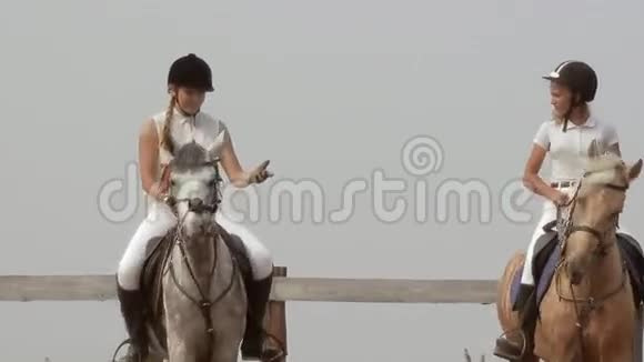 两个女孩跳马比赛视频的预览图
