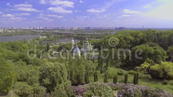 乌克兰基辅鸟瞰盛开的紫丁香和植物园教堂视频的预览图