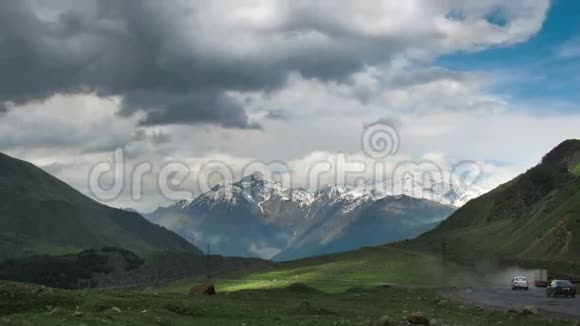 云层越过格鲁吉亚山脉电影院卡兹贝克山时间流逝视频的预览图
