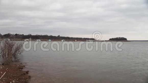 葡萄藤湖在阴天视频的预览图