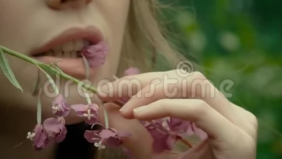 女美女画像咬花枝和迷离花一位漂亮的女士在头上拿着一个视频的预览图