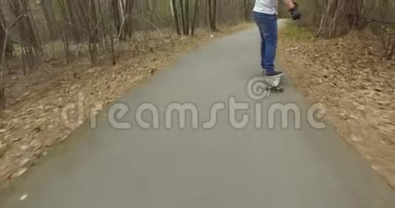 人在他的长板溜冰是一个公园跟踪射击视频的预览图
