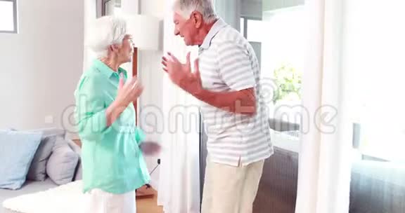 年长夫妇吵架视频的预览图