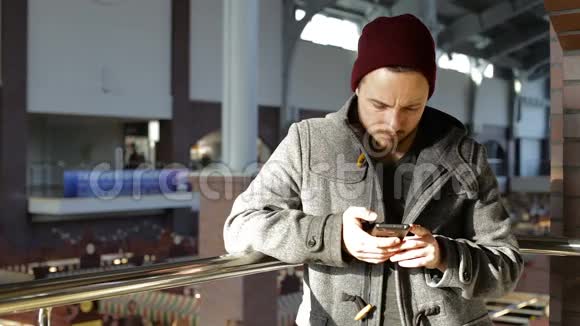 大市场智能手机年轻快乐男人画像视频的预览图
