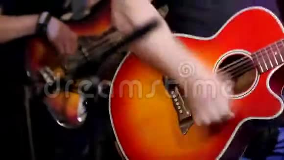 肌肉发达的音乐家吉他手在夜总会演奏音乐会原声吉他视频的预览图