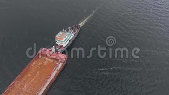 空中勘测俯视图一艘带有船沙的驳船漂浮在河上视频的预览图