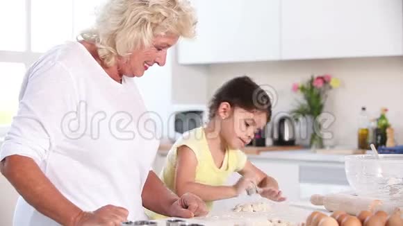 孩子和奶奶准备糕点视频的预览图