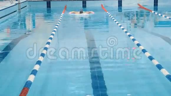 专业游泳运动员在帽式呼吸表演蝶泳视频的预览图