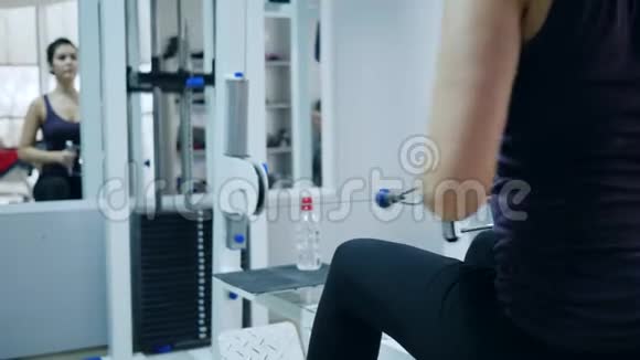 身体耐力强壮的女人在健身房运动视频的预览图