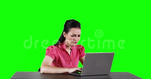 有笔记本电脑的女工视频的预览图