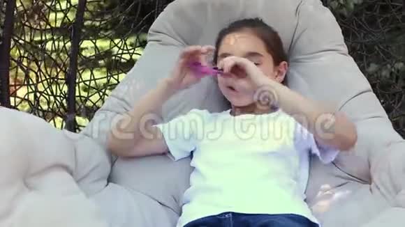 年轻的白种人女孩在夏天的公园里用手指轻击旋转者来展示技能视频的预览图