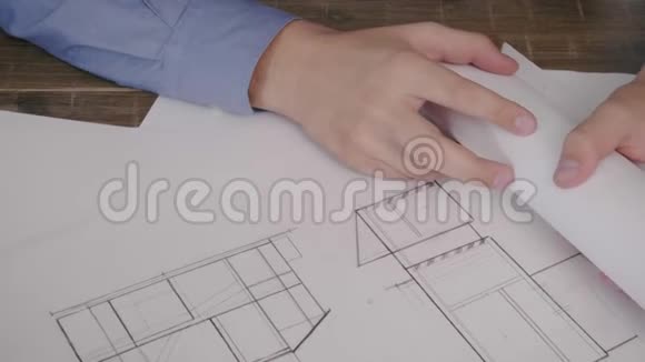 建筑师绘制房屋平面图的俯视图视频的预览图